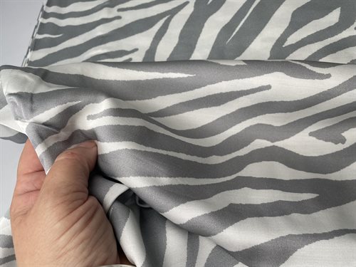 Fastvævet viscose - zebra striber i blid steel grey
